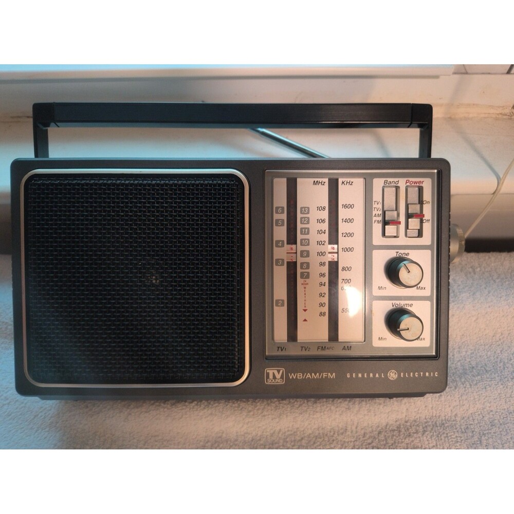 Vintage General Electric Transistor Radio Model 7-2945A In working condition